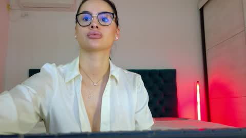 Snapshot of raeeamber_ chatting on 12, 11, 2025 sweet peach online show from 12, 11, 2025