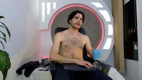 Snapshot of rafael_mendez chatting on 18, 11, 2025 R A F A E L online show from 18, 11, 2025