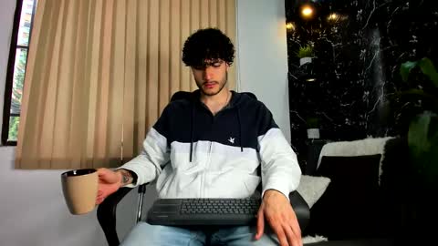 Snapshot of rafael_mendez chatting on 19, 11, 2025 R A F A E L online show from 19, 11, 2025