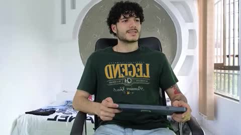 Snapshot of rafael_mendez chatting on 25, 11, 2025 R A F A E L online show from 25, 11, 2025