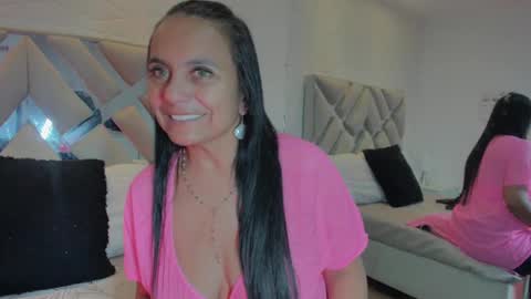 Snapshot of raquel_moore chatting on 10, 3, 2025 Raquel Moore online show from 10, 3, 2025