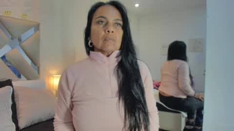 Snapshot of raquel_moore chatting on 3, 12, 2025 Raquel Moore online show from 3, 12, 2025