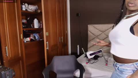 Snapshot of raqueljones_ chatting on 28, 11, 2025 Raquel online show from 28, 11, 2025