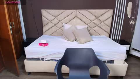 Snapshot of raqueljones_ chatting on 4, 12, 2025 Raquel online show from 4, 12, 2025