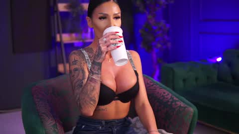 Raquelle online show from 23, 1, 2025