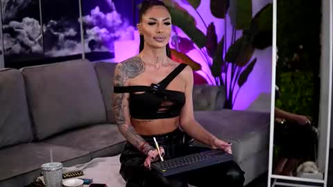 Raquelle online show from 9, 3, 2026