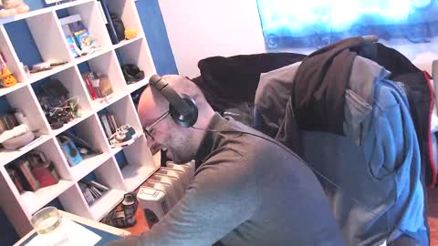 ravingr3d3 online show from 28, 2, 2025