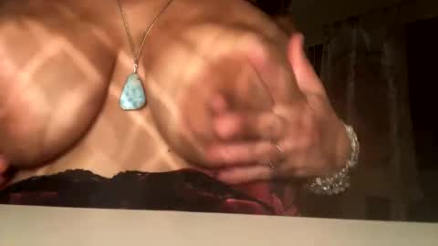 RoxanneRowdy online show from 8, 2, 2025