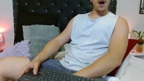 Snapshot of ray_weed chatting on 10, 2, 2025 Ray online show from 10, 2, 2025