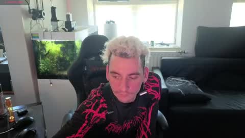 Rayzel White online show from 30, 5, 2026