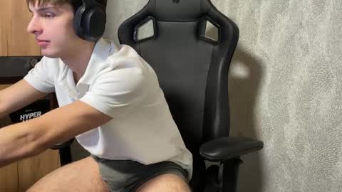 Snapshot of redbullshine chatting on 8, 10, 2025 redbullshine online show from 8, 10, 2025