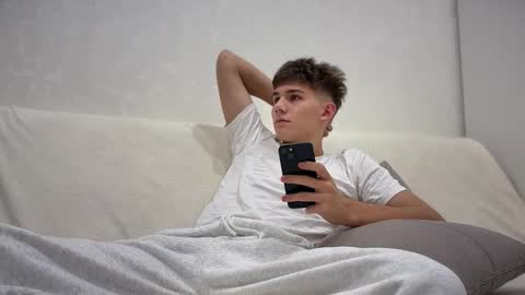 Snapshot of reeves_bae chatting on 25, 11, 2025 Alex online show from 25, 11, 2025