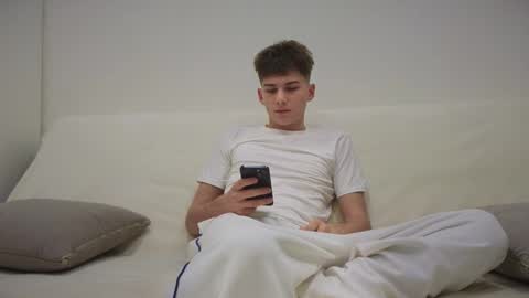 Snapshot of reeves_bae chatting on 26, 11, 2025 Alex online show from 26, 11, 2025