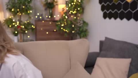 Snapshot of refined_style chatting on 24, 2, 2025 JessyinCherri yang online show from 24, 2, 2025