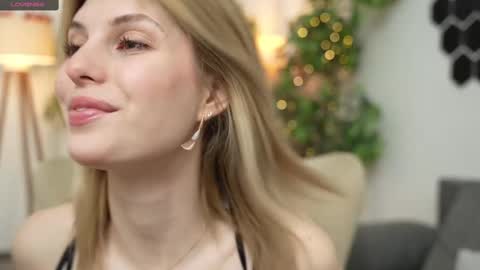 Snapshot of refined_style chatting on 9, 3, 2025 JessyinCherri yang online show from 9, 3, 2025