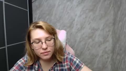 Snapshot of reginasmilee chatting on 2, 3, 2025 Regina online show from 2, 3, 2025