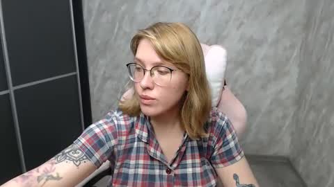 Snapshot of reginasmilee chatting on 2, 3, 2025 Regina online show from 2, 3, 2025