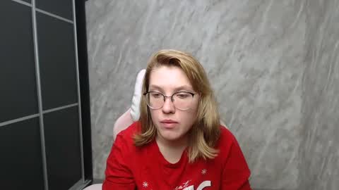 Snapshot of reginasmilee chatting on 2, 3, 2025 Regina online show from 2, 3, 2025