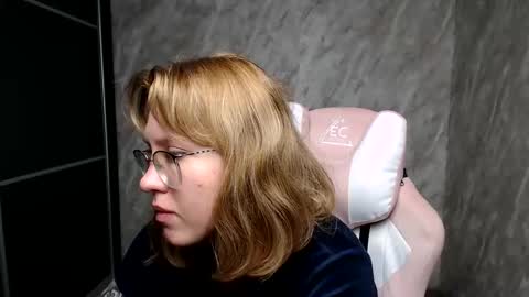 Snapshot of reginasmilee chatting on 6, 3, 2025 Regina online show from 6, 3, 2025