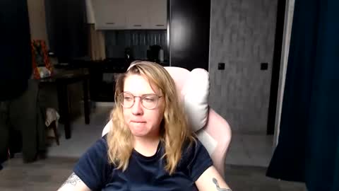 Snapshot of reginasmilee chatting on 16, 9, 2025 Regina online show from 16, 9, 2025