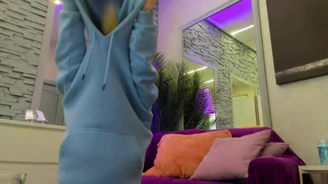 Snapshot of reina_cummings chatting on 6, 5, 2026 reina cummings online show from 6, 5, 2026