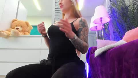 Snapshot of reina_cummings chatting on 8, 5, 2026 reina cummings online show from 8, 5, 2026