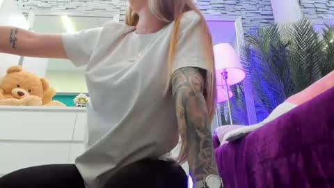 Snapshot of reina_cummings chatting on 15, 5, 2026 reina cummings online show from 15, 5, 2026