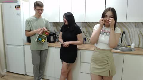 Renae Tom online show from 4, 12, 2024