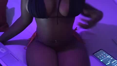 Snapshot of renal_queen chatting on 22, 10, 2025 renal_queen online show from 22, 10, 2025