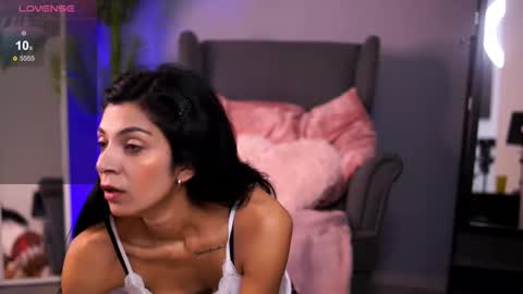 Snapshot of reneevoss chatting on 28, 10, 2025 Rena online show from 28, 10, 2025