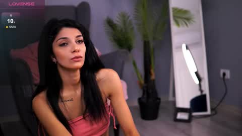 Snapshot of reneevoss chatting on 4, 11, 2025 Rena online show from 4, 11, 2025