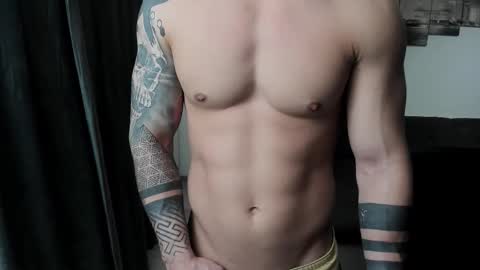 Snapshot of richarddarell chatting on 18, 11, 2025 RichardDarell online show from 18, 11, 2025