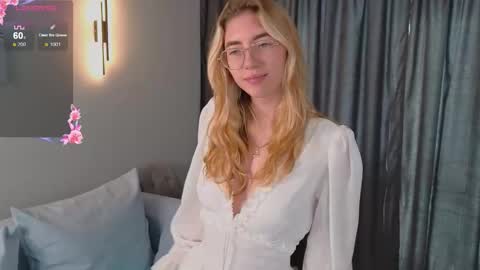 Snapshot of rosa_jones_ chatting on 13, 10, 2025 Emma online show from 13, 10, 2025