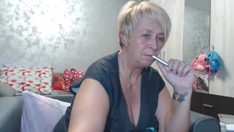 Snapshot of roses_and_lillies chatting on 28, 10, 2025 Lovepinklilly online show from 28, 10, 2025