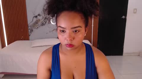 Snapshot of rosselyn_ chatting on 6, 11, 2025 Rossi Hill online show from 6, 11, 2025