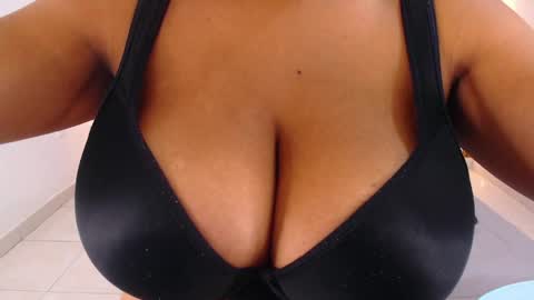 Snapshot of rosselyn_ chatting on 27, 3, 2026 Rossi Hill online show from 27, 3, 2026