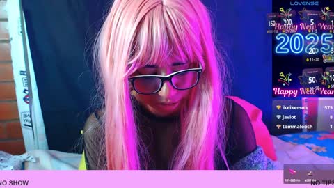 Snapshot of roxanbunny chatting on 4, 1, 2025 roxxy online show from 4, 1, 2025