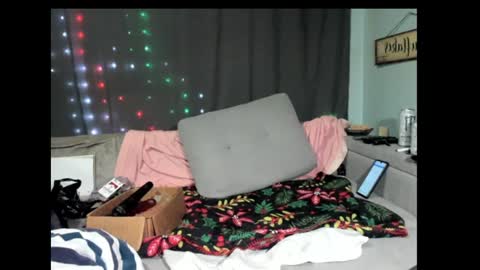 roxihazeleyes online show from 3, 2, 2025