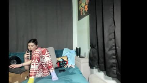 roxihazeleyes online show from 17, 12, 2025