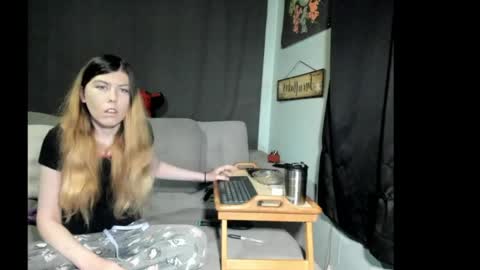 roxihazeleyes online show from 1, 6, 2026