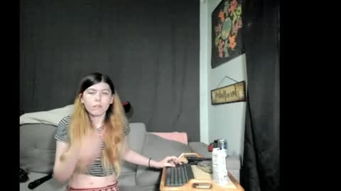 roxihazeleyes online show from 4, 6, 2026