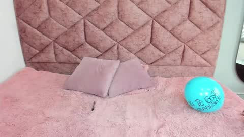 Snapshot of roxy_jones_ chatting on 2, 2, 2025 roxy_jones_ online show from 2, 2, 2025