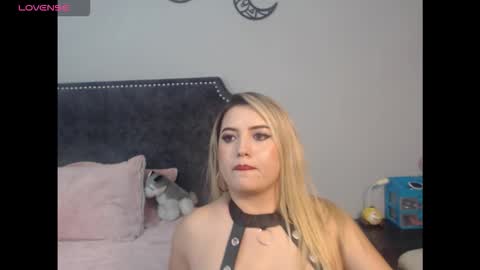 Snapshot of roxy_love21 chatting on 31, 10, 2025 Rox online show from 31, 10, 2025
