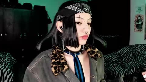 Roxy Independient model Help me to reach 50 thumbs up online show from 19, 12, 2025