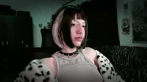 Roxy Independient model Help me to reach 50 thumbs up online show from 16, 5, 2026