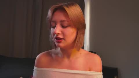 Snapshot of rue_novella chatting on 3, 11, 2025 Mila online show from 3, 11, 2025