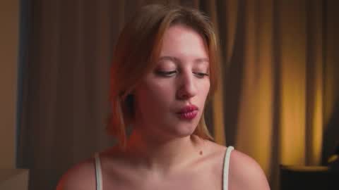 Snapshot of rue_novella chatting on 1, 12, 2025 Mila online show from 1, 12, 2025