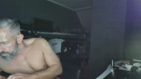 Snapshot of ruffi77 chatting on 16, 1, 2025 Chico que rico Caliente online show from 16, 1, 2025