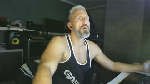 Snapshot of ruffi77 chatting on 18, 1, 2025 Chico que rico Caliente online show from 18, 1, 2025