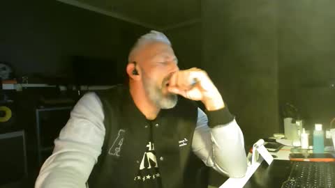 Chico que rico Caliente online show from 5, 12, 2025